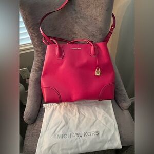 MICHAEL KORS Mercer Corner Fuschia Medium Tote bag with extra cross body strap.